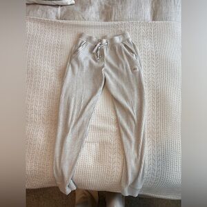 Alo yoga muse sweatpant in white heather